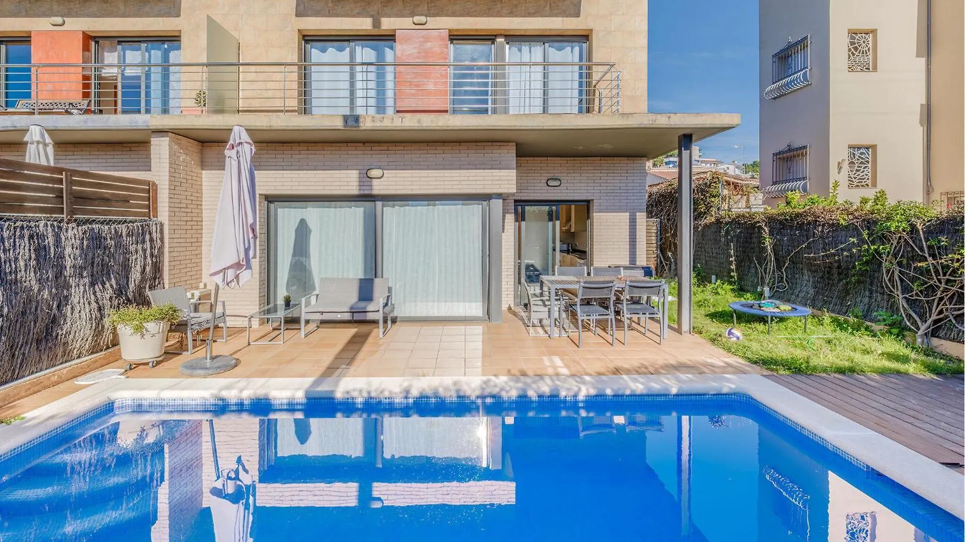 Lovely Home In Pineda De Mar With Kitchen